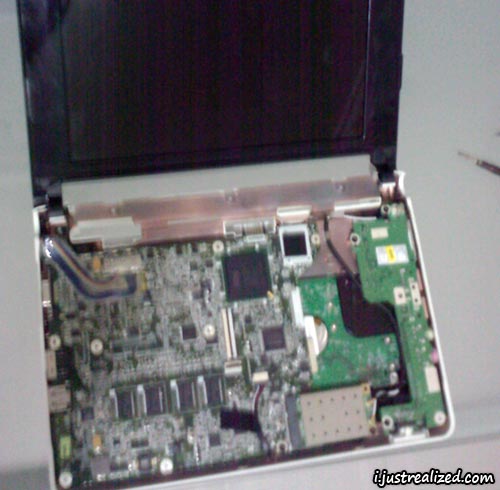 Acer Aspire One A150 opened up to add memory 1 Acer Aspire One A150 opened up to add memory 1
